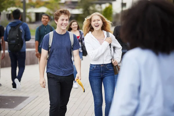 Étudiants Secondaire Socialiser Extérieur Des Bâtiments Collège — Photo