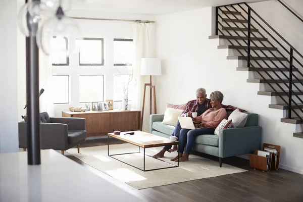 Äldre Par Sitta Soffan Hemma Använder Laptop Att Handla Online — Stockfoto