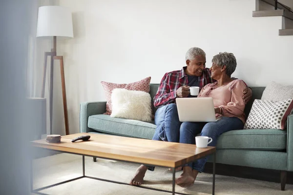 Senior Paar Zittend Bank Thuis Met Behulp Van Laptop Aan — Stockfoto