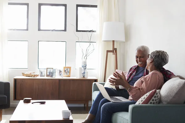 Seniorenpaar Sitzt Hause Auf Sofa Und Kauft Mit Laptop Online — Stockfoto