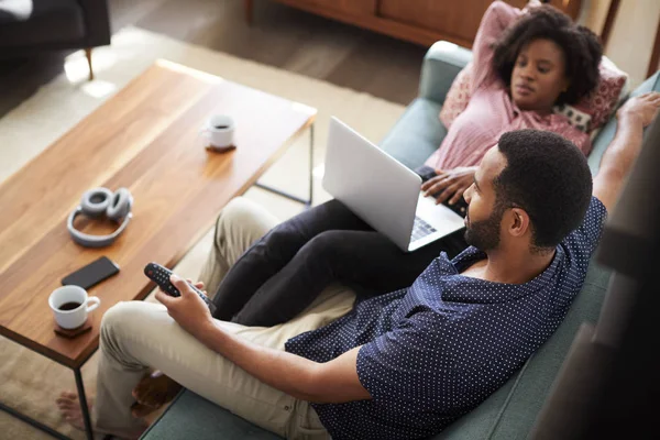 Casal Sentado Sofá Casa Usando Computador Portátil Assistindo — Fotografia de Stock