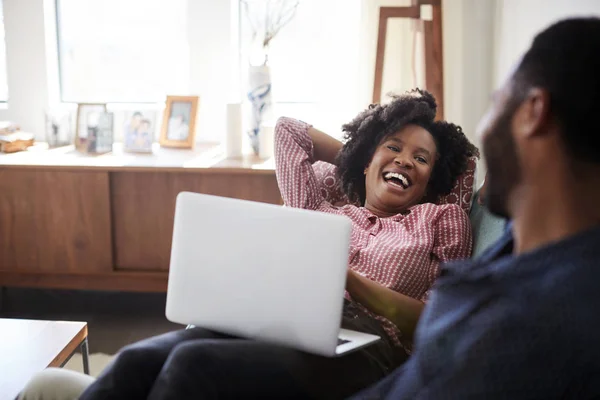 Paar Sitzt Hause Mit Frau Auf Sofa Und Benutzt Laptop — Stockfoto