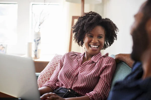 Paar Sitzt Hause Mit Frau Auf Sofa Und Benutzt Laptop — Stockfoto