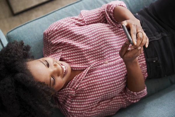 Översiktsbild Kvinna Liggande Soffan Hem Med Mobiltelefon — Stockfoto