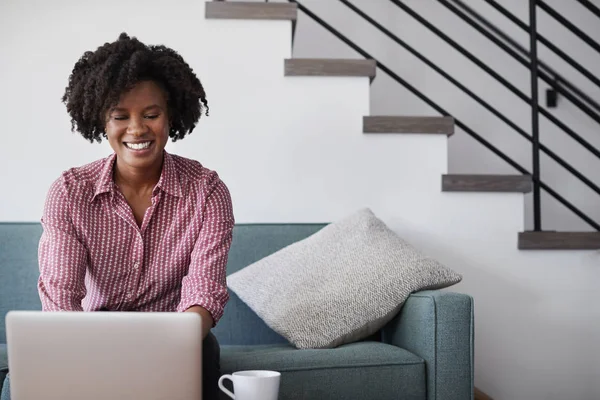 Frau Sitzt Hause Mit Laptop Auf Sofa — Stockfoto