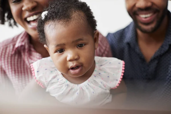 Família Com Filha Bebê Sentada Sofá Casa Olhando Para Computador — Fotografia de Stock