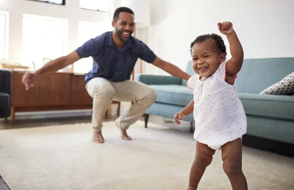 Baby Dochter Dansen Met Vader Thuis Lounge — Stockfoto