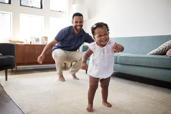 Baby Dotter Dansar Med Far Loungen Hemma — Stockfoto