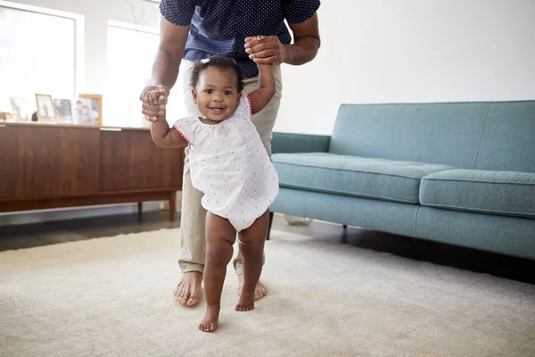 Vader Stimuleren Van Baby Dochter Eerste Stappen Thuis — Stockfoto