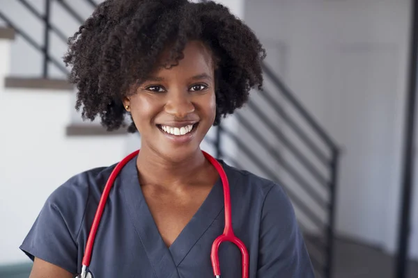 Porträt Einer Krankenschwester Die Krankenhaus Peelings Trägt — Stockfoto
