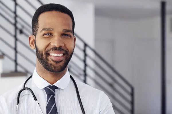 Retrato Médico Masculino Com Estetoscópio Hospital — Fotografia de Stock