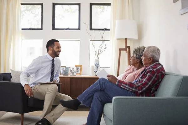 Reunião Casal Sênior Com Conselheiro Financeiro Masculino Casa — Fotografia de Stock