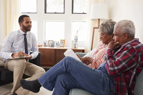 Riunione Coppia Senior Con Consulente Finanziario Maschile Casa — Foto Stock