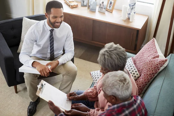 Seniorpaar Trifft Sich Hause Mit Männlichem Finanzberater Und Unterschreibt Dokument — Stockfoto