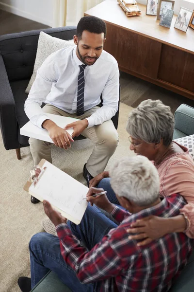 Seniorpaar Trifft Sich Hause Mit Männlichem Finanzberater Und Unterschreibt Dokument — Stockfoto