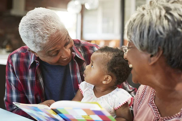 Grand Parents Lecture Livre Avec Bébé Petite Fille Maison — Photo