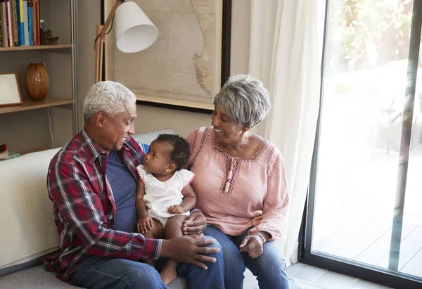 Abuelos Sentados Sofá Con Nieta Casa —  Fotos de Stock