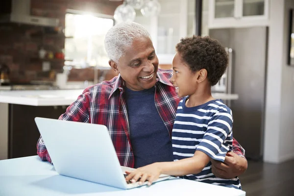 Großvater Und Enkel Sitzen Hause Mit Laptop Tisch — Stockfoto