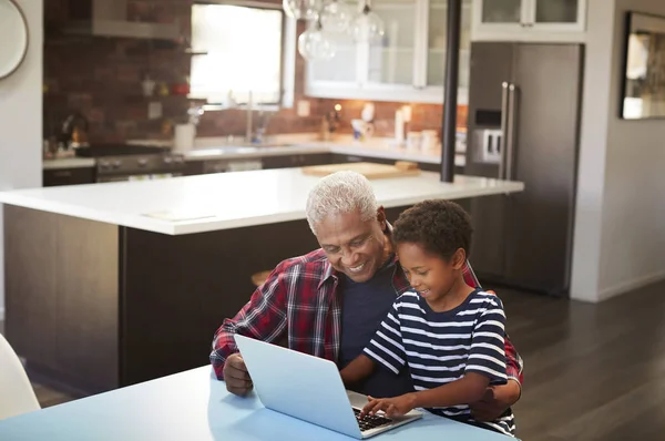 Nonno Nipote Seduti Intorno Tavolo Casa Utilizzando Computer Portatile Insieme — Foto Stock