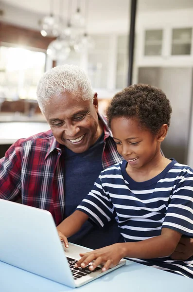 Großvater Und Enkel Sitzen Hause Mit Laptop Tisch — Stockfoto