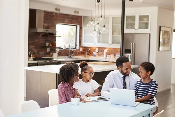 Genitori Seduti Intorno Tavolo Casa Aiutare Bambini Con Compiti — Foto Stock