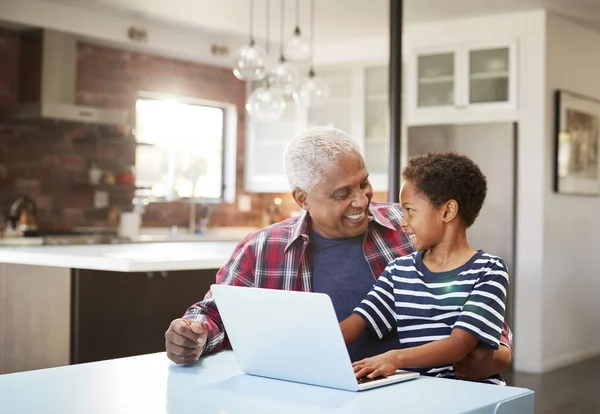 Farfar Och Barnbarn Som Sitter Runt Bordet Hemma Använder Laptop — Stockfoto