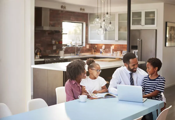 Eltern Sitzen Hause Tisch Und Helfen Kindern Bei Den Hausaufgaben — Stockfoto