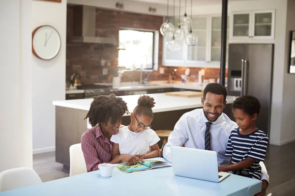 Ouders Zitten Rond Tafel Bij Kinderen Thuis Helpen Met Huiswerk — Stockfoto