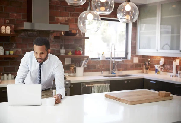 Geschäftsmann Benutzt Laptop Auf Kücheninsel Bevor Zur Arbeit Geht — Stockfoto
