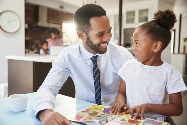 Père Lisant Livre Avec Fille Avant Aller Travail — Photo