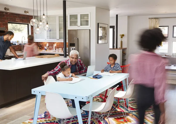 Enfants Faisant Leurs Devoirs Maison Familiale Multigénérationnelle Occupée — Photo