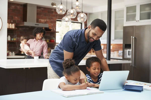 Père Aidant Les Enfants Avec Des Devoirs Tandis Que Mère — Photo