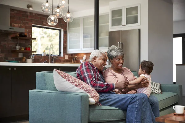 Abuelos Sentados Sofá Con Nieta Casa —  Fotos de Stock