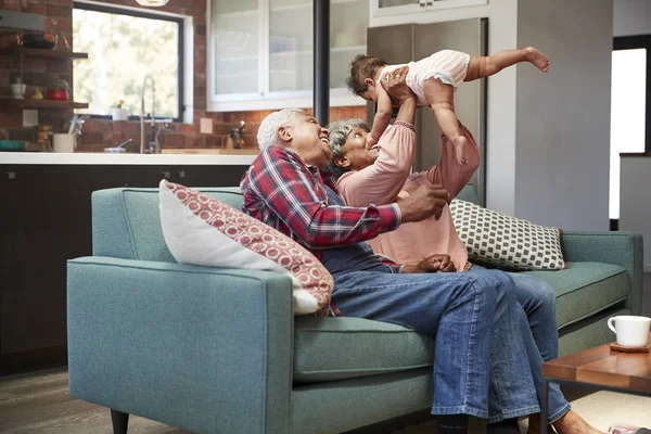 Kakek Nenek Duduk Sofa Bermain Dengan Cucu Bayi Rumah — Stok Foto