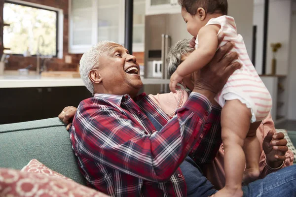 Grands Parents Assis Sur Canapé Jouant Avec Bébé Petite Fille — Photo