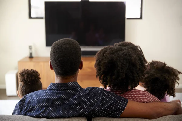 Vista Trasera Familia Con Los Niños Sentados Sofá Viendo Televisión —  Fotos de Stock