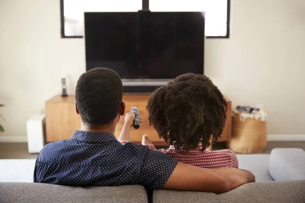 Visão Traseira Casal Sentado Sofá Assistindo Juntos — Fotografia de Stock