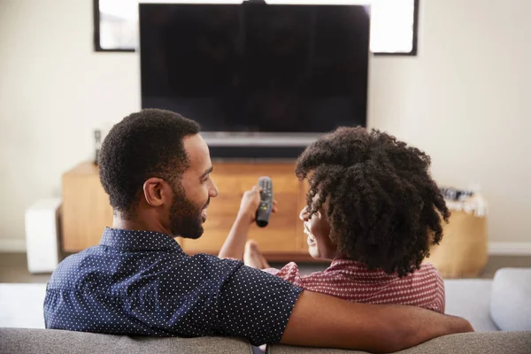 Vista Trasera Pareja Sentada Sofá Viendo Televisión Juntos —  Fotos de Stock