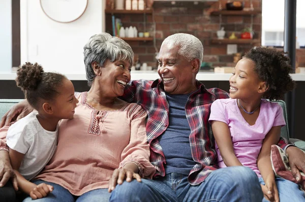 Abuelos Relajándose Sofá Casa Con Nietas —  Fotos de Stock