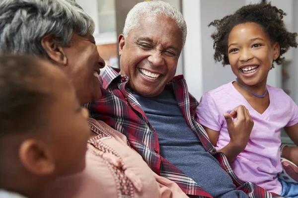 Großeltern Entspannen Sich Hause Mit Enkelinnen Auf Dem Sofa — Stockfoto