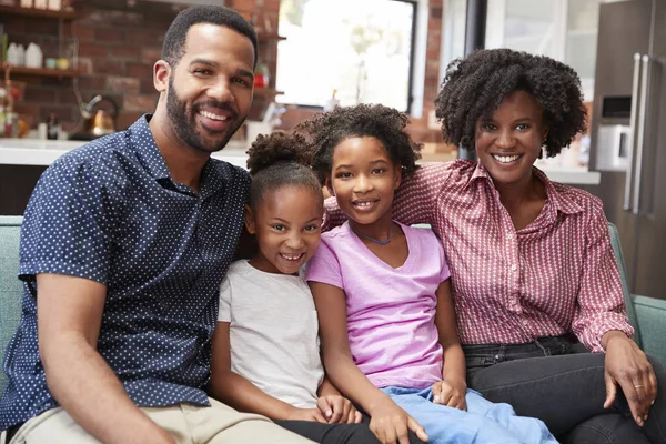 Portret Van Familie Ontspannen Sofa Thuis Samen — Stockfoto