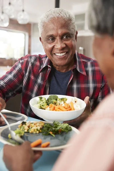 Senior Para Posiadają Posiłek Przy Stole Domu — Zdjęcie stockowe