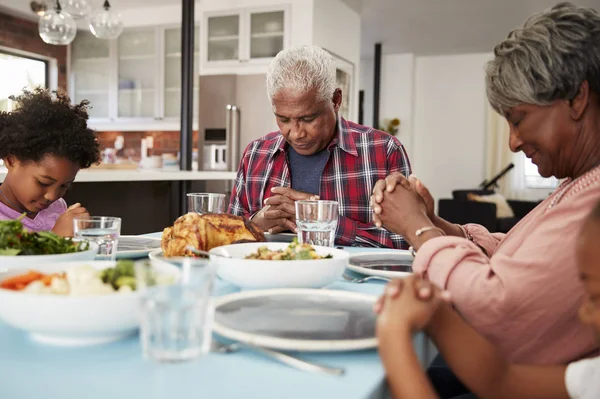 Abuelos Rezando Antes Comer Casa Con Nietas —  Fotos de Stock