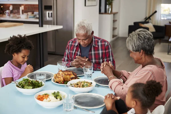 Abuelos Rezando Antes Comer Casa Con Nietas —  Fotos de Stock