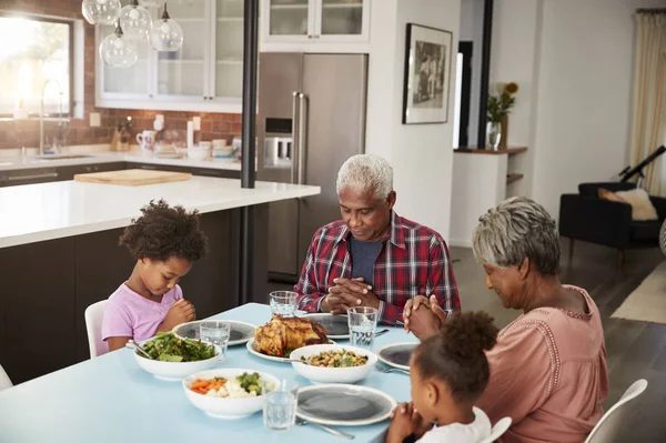 Abuelos Rezando Antes Comer Casa Con Nietas — Foto de Stock