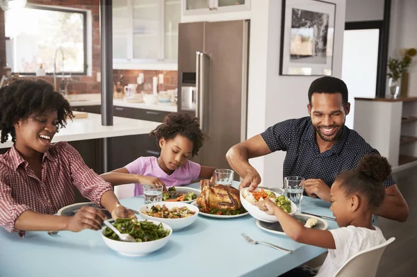 Aile Yemek Masası Etrafında Evde Birlikte Keyfi — Stok fotoğraf