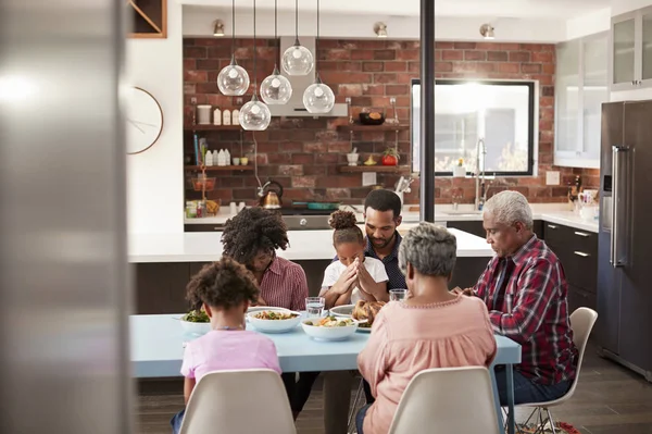 Multi Geração Família Orando Antes Refeição Torno Mesa Casa — Fotografia de Stock