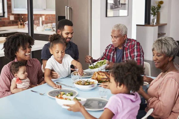 Familia Multigeneracional Disfrutando Comida Alrededor Mesa Casa — Foto de Stock