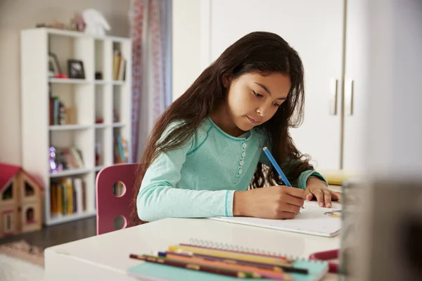Porträt Eines Jungen Mädchens Das Schlafzimmer Schreibtisch Sitzt Und Hausaufgaben — Stockfoto
