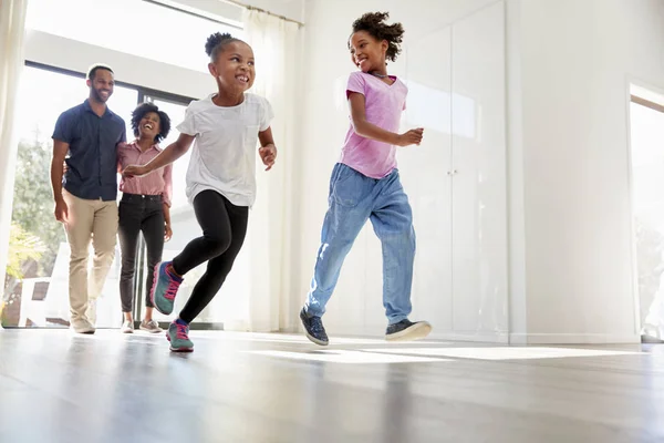 Opgewonden Familie Verkennen Nieuwe Thuis Het Verplaatsen Van Dag — Stockfoto